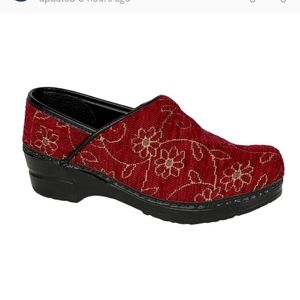 Dansko felt flower embroidery clogs, nwot